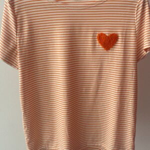 camiseta de rayas naranja corazón